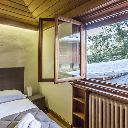 Daire Cantore, Cortina By Short Holidays