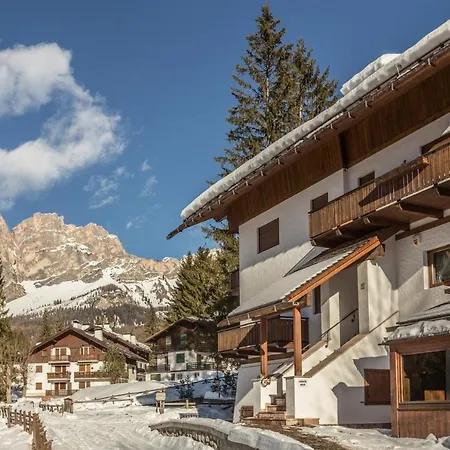 Cantore, Cortina By Short Holidays 科尔蒂纳丹佩佐
