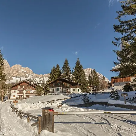 公寓 Cantore, Cortina By Short Holidays 科尔蒂纳丹佩佐